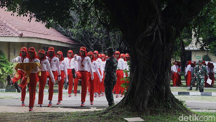 Latihan Paskibraka Jelang Diberangkatkan ke IKN Anggota TNI melatih anggota Pasukan Pengibar Bendera Pusaka (Paskibraka) pada pemusatan latihan di Cibubur, Jakarta Timur, Rabu (7/8/2024). Paskibraka akan berangkat ke Ibu Kota Nusantara (IKN) di Kalimantan pada Jumat (9/8/2024).