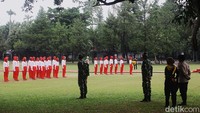 Para Paskibraka itu dilatih oleh anggota TNI.