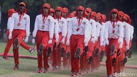 Seluruh anggota diberikan kesempatan yang sama untuk mencoba seluruh formasi pengibaran bendera.