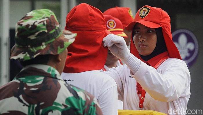 Latihan Paskibraka Jelang Diberangkatkan ke IKN Anggota TNI melatih anggota Pasukan Pengibar Bendera Pusaka (Paskibraka) pada pemusatan latihan di Cibubur, Jakarta Timur, Rabu (7/8/2024). Paskibraka akan berangkat ke Ibu Kota Nusantara (IKN) di Kalimantan pada Jumat (9/8/2024).