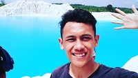 Saat di Bangka, Veddriq main ke Danau Kaolin.