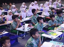 Lomba Menulis dengan Tangan untuk Perkuat Literasi