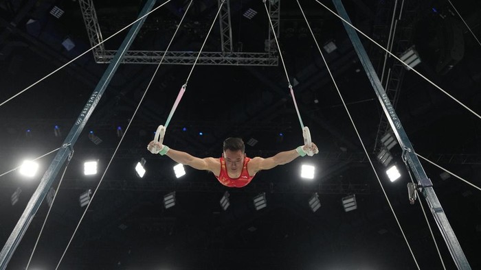 Lompatan Memukau Atlet Olimpiade Paris 2024 Xiao Ruoteng, of China, performs on the rings during the men's artistic gymnastics all-around finals in Bercy Arena at the 2024 Summer Olympics, Wednesday, July 31, 2024, in Paris, France. (AP Photo/Abbie Parr)