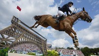 Atlet berkuda Swedia Henrik von Eckermann menunggangi King Edward selama final Lompat Beregu Berkuda di Olimpiade Musim Panas 2024, Jumat, 2 Agustus 2024, di Versailles, Prancis. (AP Photo/Mosaab Elshamy)  