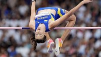 Yaroslava Mahuchikh, dari Ukraina, berlaga di final lompat tinggi putri di Olimpiade Musim Panas 2024, Minggu, 4 Agustus 2024, di Saint-Denis, Prancis. (AP Photo/Matthias Schrader)  