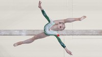Zhou Yaqin, asal Tiongkok, beraksi di balok keseimbangan selama final senam artistik putri perorangan di Bercy Arena pada Olimpiade Musim Panas 2024, Senin, 5 Agustus 2024, di Paris, Prancis. (AP Photo/Morry Gash)  
