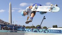 Bryce Wettstein dari Amerika Serikat berlaga dalam babak penyisihan skateboard taman putri di Olimpiade Musim Panas 2024 di Paris, Prancis, Selasa, 6 Agustus 2024. (Odd Andersen/Pool Photo via AP)  