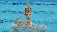 Tim Tiongkok berlaga dalam nomor akrobatik renang artistik beregu di Olimpiade Musim Panas 2024, Rabu, 7 Agustus 2024, di Saint-Denis, Prancis. (AP Photo/Lee Jin-man)  