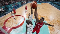 Rui Hachimura, dari Jepang, melewati Isaac Bonga, dari Jerman, untuk melakukan dunk dalam pertandingan basket putra di Olimpiade Musim Panas 2024, Sabtu, 27 Juli 2024, di Villeneuve-dAscq, Prancis. (AP Photo/Mark J. Terrill,Pool)  