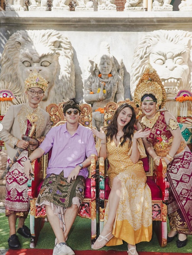 Luna memilih tampil santai dengan gaya simpel dan sederhana. Wanita 40 tahun itu mengenakan dress panjang berwarna kuning dipadukan dengan sepasang sepatu saandal putih. Foto: Instagram/@lunamaya