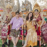 Luna memilih tampil santai dengan gaya simpel dan sederhana. Wanita 40 tahun itu mengenakan dress panjang berwarna kuning dipadukan dengan sepasang sepatu saandal putih. Foto: Instagram/@lunamaya