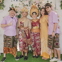 Two hearts, one love. Congrats @elodie_bouttier & @bagusmarten, lovebirds in love! Best wishes on this joyous day! tulis Luna. Terlihat sudah cukup dekat dengan keluarga Maxime, tak sedikit yang mendoakan agar Luna dan Maxime juga segera menyusul. Foto: Instagram/@lunamaya