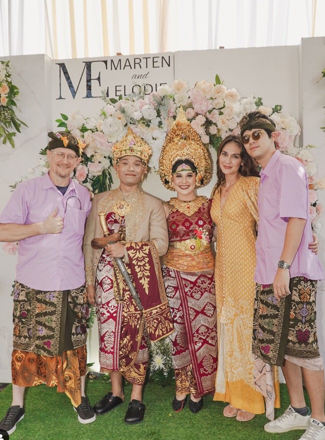 Luna Maya baru saja terlihat menghadiri acara pernikahan adik Maxime, Elodie Bouttier. Elodie dan pasangannya, Bagus Marten, menggelar acara resepsi pernikahan di Bali pada Minggu (5/8/2024). Sebelumnya Elodie dan Marten telah menikah di Australia pada Oktober 2023. Foto: Instagram/@lunamaya