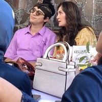 Selalu nempel bak prangko, kebersamaan pasangan yang satu ini juga sukses bikin para netizen ikut baper. Foto: Instagram/@lunamaya