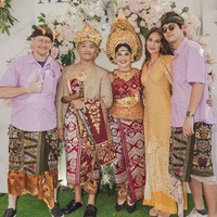 Luna Maya baru saja terlihat menghadiri acara pernikahan adik Maxime, Elodie Bouttier. Elodie dan pasangannya, Bagus Marten, menggelar acara resepsi pernikahan di Bali pada Minggu (5/8/2024). Sebelumnya Elodie dan Marten telah menikah di Australia pada Oktober 2023. Foto: Instagram/@lunamaya