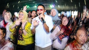 Maliq & Dessentials mengajak penonton nyanyi bareng.