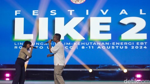 Maliq & D'essentials tampil dalam Festival LIKE 2 di JCC, Jakarta, Kamis (8/8/2024). Maliq & D'essentials membawakan lagu hits seperti Kita Bikin Romantis, Untitled, Yang Pertama, sampai Pilihanku. Maliq & D'essentials mengajak penonton nyanyi bareng.
