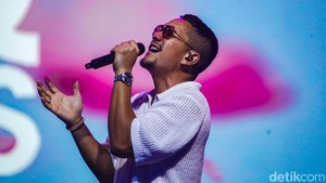 Maliq & Dessentials membawakan lagu hits seperti Kita Bikin Romantis, Untitled, Yang Pertama, sampai Pilihanku.