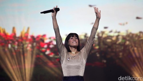 Maliq & D'essentials tampil dalam Festival LIKE 2 di JCC, Jakarta, Kamis (8/8/2024). Maliq & D'essentials membawakan lagu hits seperti Kita Bikin Romantis, Untitled, Yang Pertama, sampai Pilihanku. Maliq & D'essentials mengajak penonton nyanyi bareng.