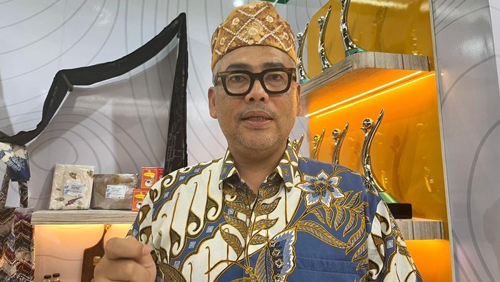Managers Investor Relations, Public Relations and Media Relations Bumi Resources, Ricco Surya
