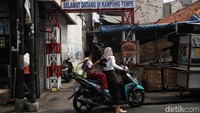 Salah satu sentra tempe berada di Gang Tempe, Sunter, Jakarta Utara.