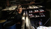 Di sini perajin memilih menggunakan dapur bersama dengan kapasitasnya empat sampai lima orang sebagai solusi sempitnya lahan di sana.