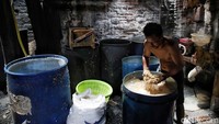 Sejumlah perajin tempe mengolah kacang kedelai menjadi tempe di Kampung Tempe, Sunter Jaya, Kamis (8/8/2024).