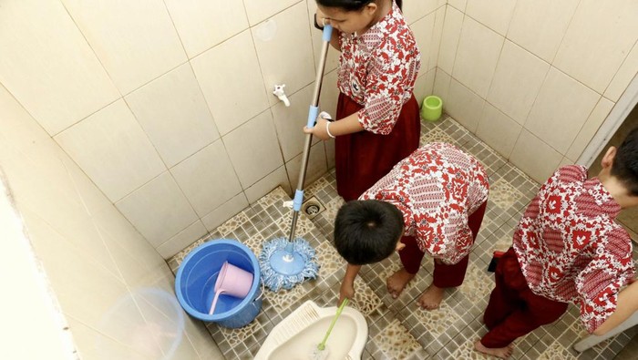 Menanamkan Pendidikan Karakter Lewat Bersih-bersih Sekolah Kampanye pendidikan karakter pada siswa tidak hanya dijlakukan oleh pemerintah, melainkan juga elemen masyarakat.