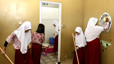 Menanamkan Pendidikan Karakter Lewat Bersih-bersih Sekolah