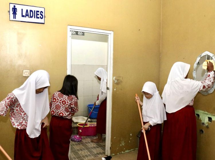 Menanamkan Pendidikan Karakter Lewat Bersih-bersih Sekolah