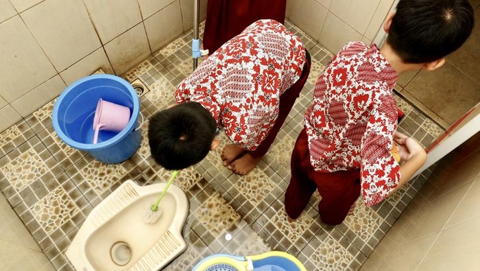 Menanamkan Pendidikan Karakter Lewat Bersih-bersih Sekolah Kampanye pendidikan karakter pada siswa tidak hanya dijlakukan oleh pemerintah, melainkan juga elemen masyarakat.