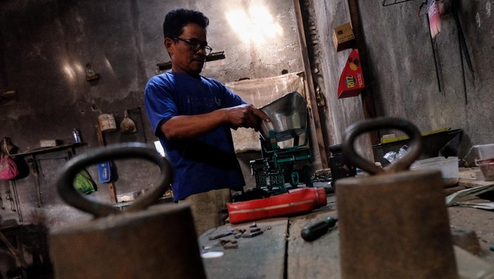 Mengintip Produksi Timbangan Meja Tradisional yang Masih Eksis Pekerja membuat timbangan meja tradisional di Desa Baturan, Kabupaten Karanganyar, Jawa Tengah, Kamis (8/8/2024). Pelaku usaha setempat mengaku produk timbangan meja tradisional berbahan besi cor masih banyak diminati pembeli, selain timbangan digital karena telah dilakukan tera ulang timbangan guna mengukur keakuratan dan takaran agar tidak merugikan konsumen. ANTARAFOTO/Maulana Surya/foc.