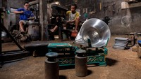 Pelaku usaha setempat mengaku produk timbangan meja tradisional berbahan besi cor masih banyak diminati pembeli, selain timbangan digital.