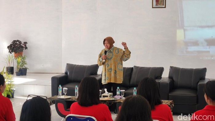 Mensos Tri RIsmaharini menemui para korban TPPO di Kupang, NTT (Adrial/detikcom)