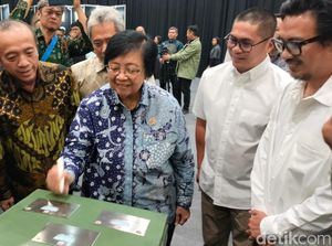Menteri LHK Lepas Yohanes Mustamu Keliling 11 Negara Pakai Vespa Listrik