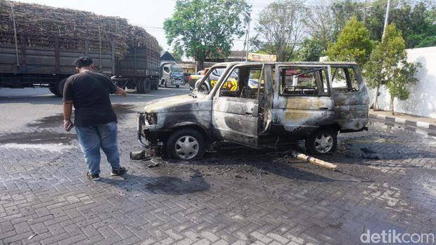 Mobil kijang terbakar di Mojokerto