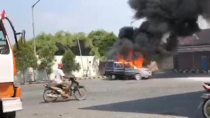 Mobil terbakar di Mojokerto