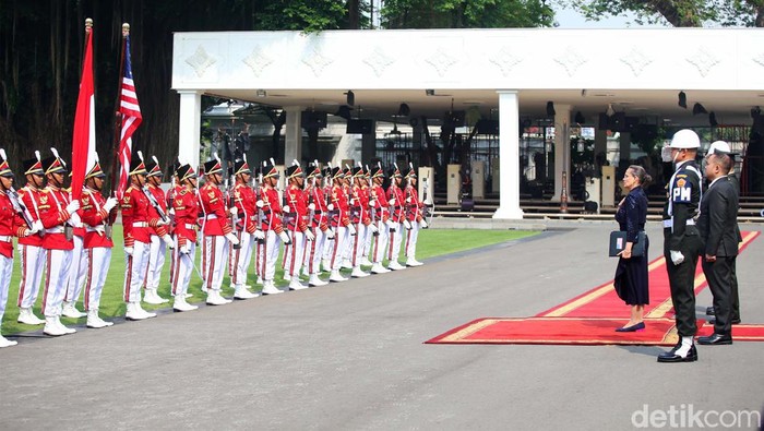 Momen Jokowi Terima Surat Kepercayaan 10 Dubes Negara Sahabat Presiden Joko Widodo (Jokowi) menerima surat kepercayaan duta besar luar biasa dan berkuasa penuh (LBBP) di Istana Merdeka, Jakarta, Kamis (8/8/2024). Ada 10 duta besar dari negara sahabat yang memberikan surat kepercayaan.