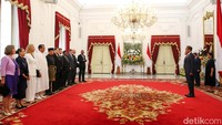 Sebanyak 10 duta besar dari negara sahabat memberikan surat kepercayaan kepada Jokowi.  