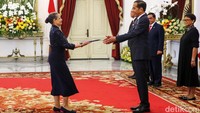 Para duta besar menyerahkan surat kepercayaan masing-masing kepada Jokowi secara bergiliran di Ruang Kredensial.  