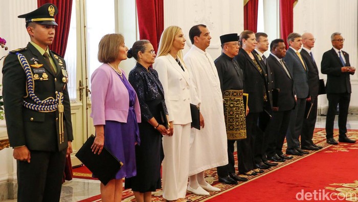 Presiden Joko Widodo (Jokowi) menerima surat kepercayaan duta besar luar biasa dan berkuasa penuh (LBBP) di Istana Merdeka, Jakarta, Kamis (8/8/2024). Ada 10 duta besar dari negara sahabat yang memberikan surat kepercayaan.