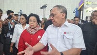 Didampingi Tri, ia berkeliling melihat koleksi-koleksi yang dipamerkan. Terlihat Megawati fokus menyimak penjelasan dari sang Kepala BRIN. Foto: Cicin Yulianti
