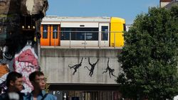 Mural Siluet Hitam Kambing hingga Monyet Banksy Curi Perhatian