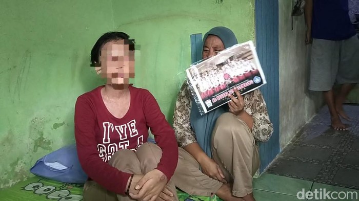 Nila Sari bersama anaknya, BS (13), yang diduga jadi korban malpraktik.