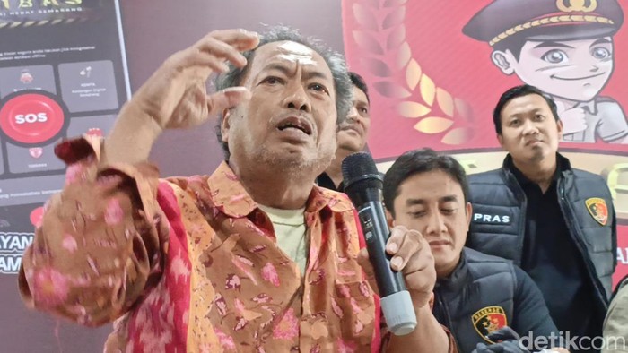 Nur Yanto, bapak kos yang kepergok makan kucing di Semarang dihadirkan polisi dalam jumpa pers bersama wartawan, Kamis (8/8/2024).