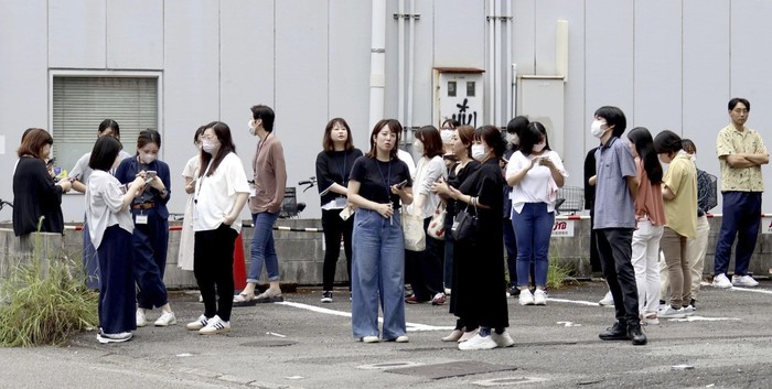 Orang-orang bergegas keluar gedung saat gempa berkekuatan Magnitudo 7,1 mengguncang area Miyazaki, Jepang (Kyodo News via AP)