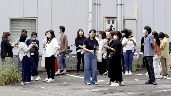 Orang-orang bergegas keluar gedung saat gempa berkekuatan Magnitudo 7,1 mengguncang area Miyazaki, Jepang (Kyodo News via AP)