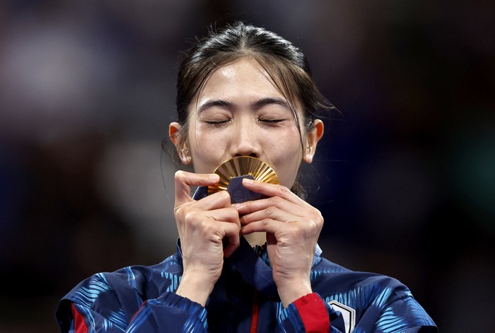 Paris 2024 Olympics - Taekwondo - Women -49kg Gold Medal Contest - Grand Palais, Paris, France - August 07, 2024. Panipak Wongpattanakit of Thailand in action with Qing Guo of China. REUTERS/Tingshu Wang