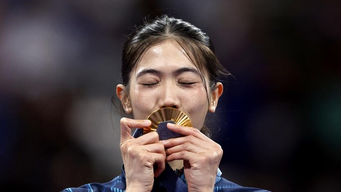 Paris 2024 Olympics - Taekwondo - Women -49kg Gold Medal Contest - Grand Palais, Paris, France - August 07, 2024. Panipak Wongpattanakit of Thailand in action with Qing Guo of China. REUTERS/Tingshu Wang