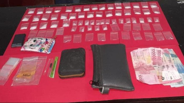 Seorang petani berinisial HA (41) di Kabupaten Parigi Moutong (Parimo), Sulawesi Tengah (Sulteng), ditangkap polisi lantaran mengedarkan narkoba jenis sabu. Polisi menyita 54 saset sabu dari tangan pelaku.